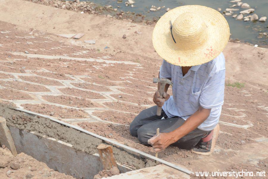 1李婷 村民正在修缮美化河道堤坝.JPG