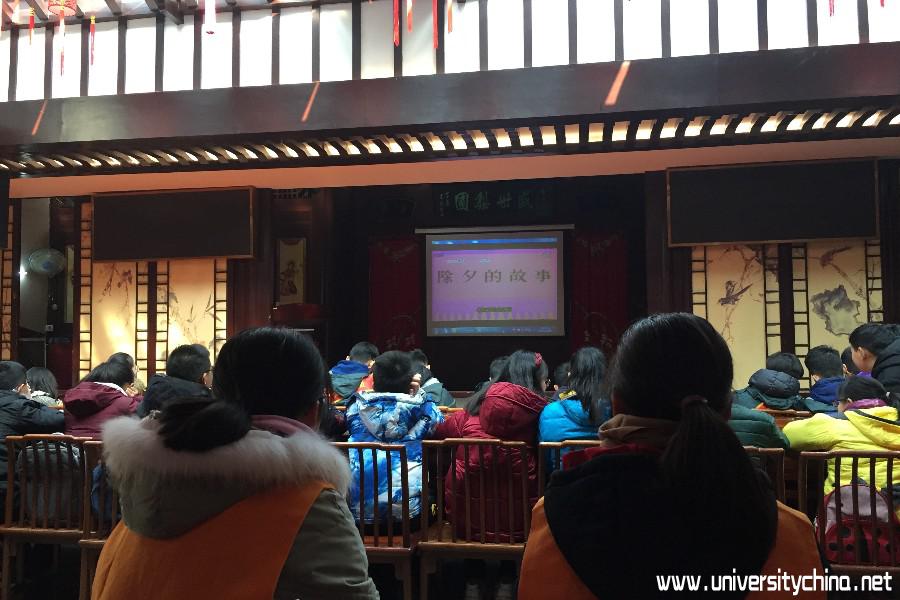 志愿者组织小朋友观看春节相关知识影片.jpg