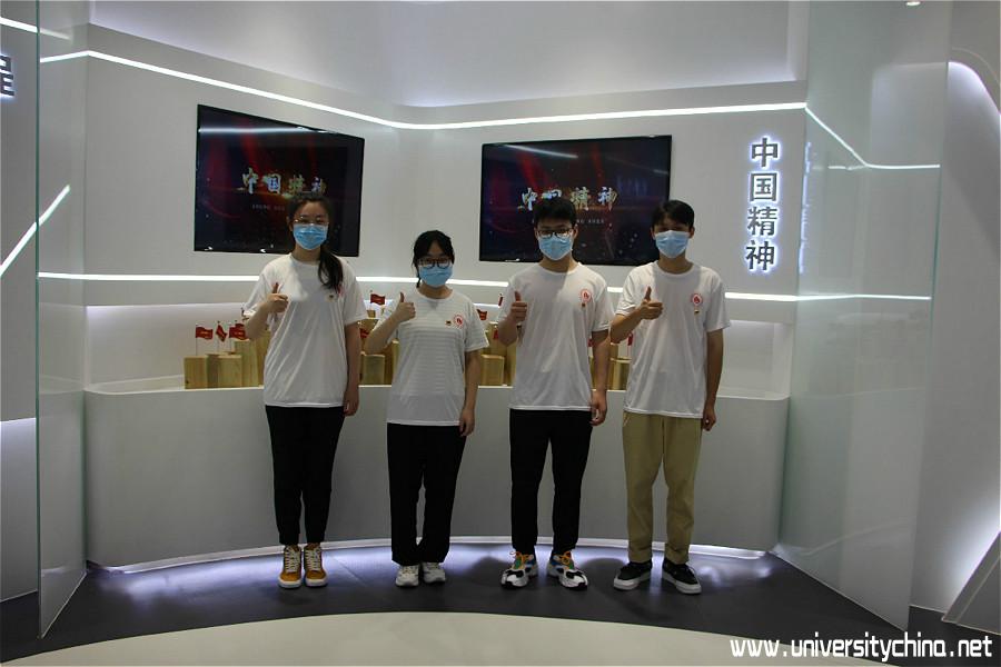 队员们在“中国精神”面前合影_meitu_3.jpg