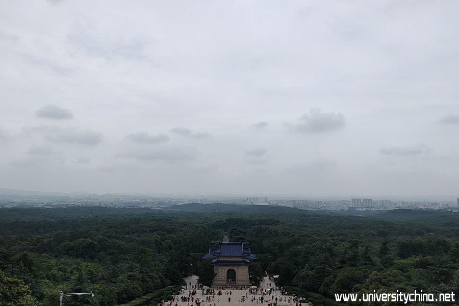 站在陵寝前的山顶景象-眼前的南京城.jpg