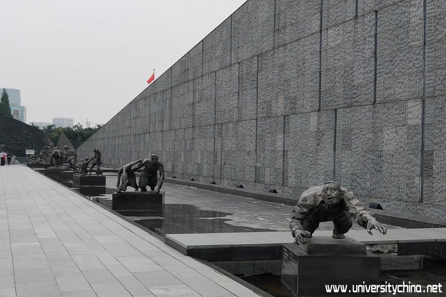 日军侵占下的南京人民生活雕塑群.jpg