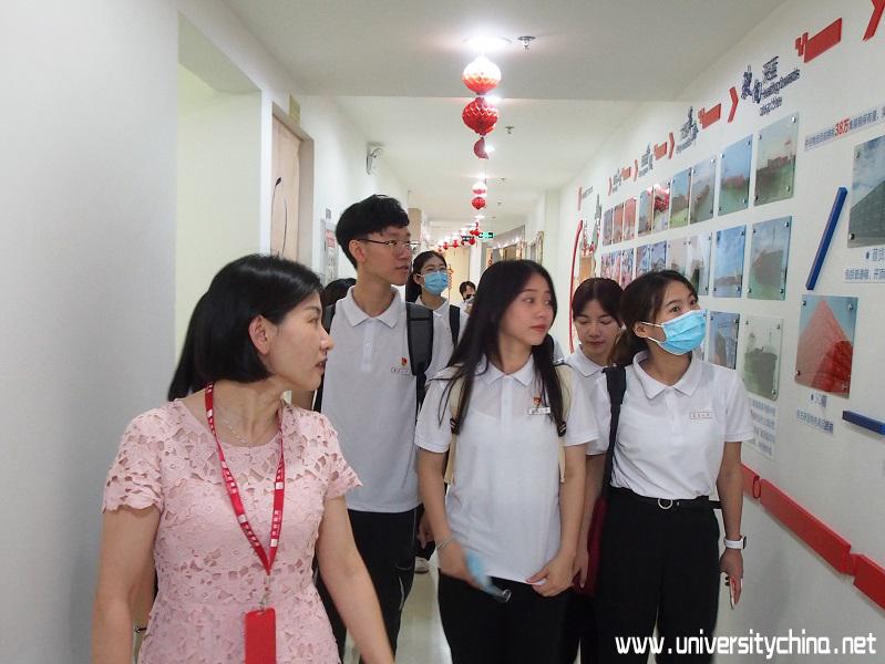 图为实践队一行参观中谷文化墙。中国青年网通讯员 洪浩垚 摄.jpg