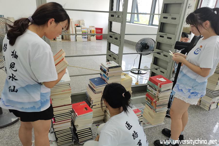 7月17日“医路芗随，柚见水仙”平和县图书馆队员合作清点整理红色书籍_副本.jpg