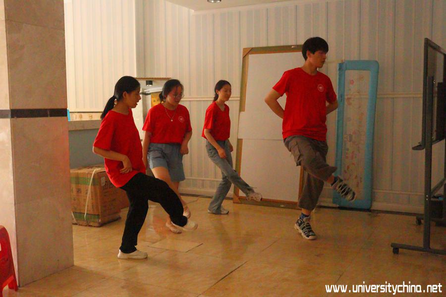 志愿者在酒店练习舞蹈（2）_副本.jpg