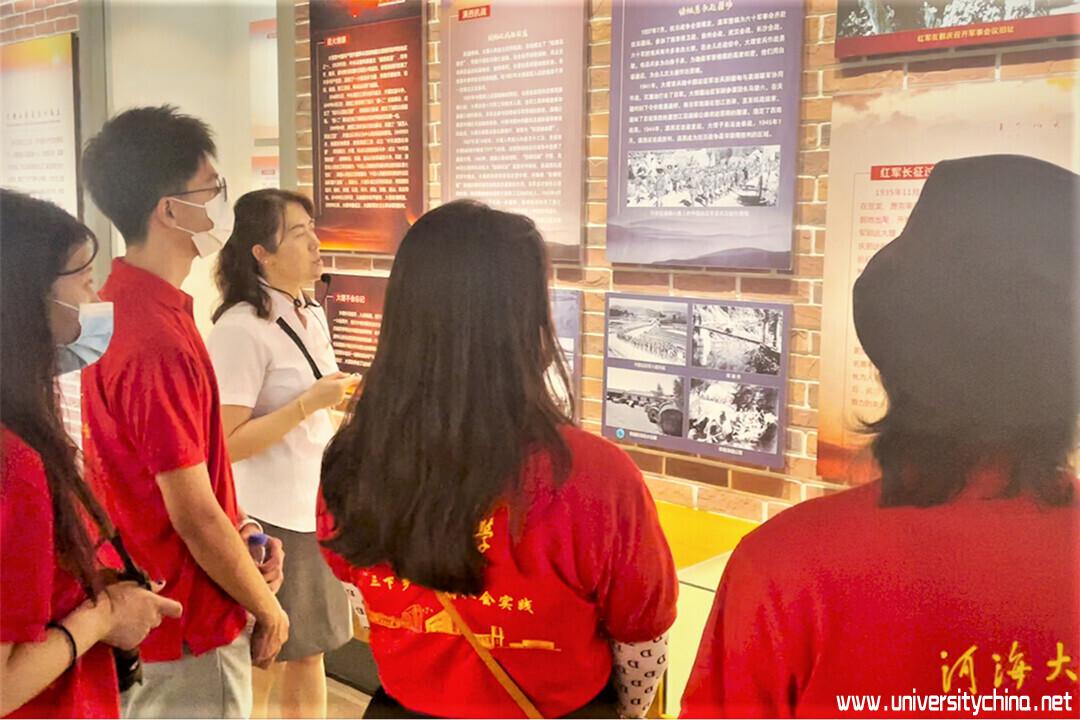 图为团队成员于大理州博物馆参观学习 中国青年网通讯员刘子兴摄.jpg