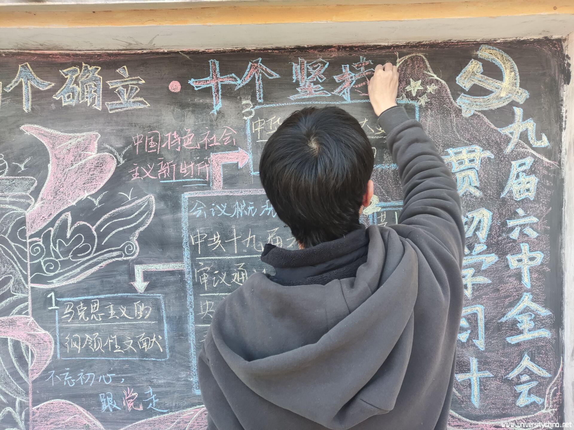 村助林莆昂正在绘制黑板报.jpg