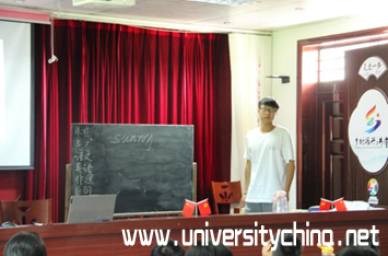 经济学院木棉支教队英语老师在授课.png