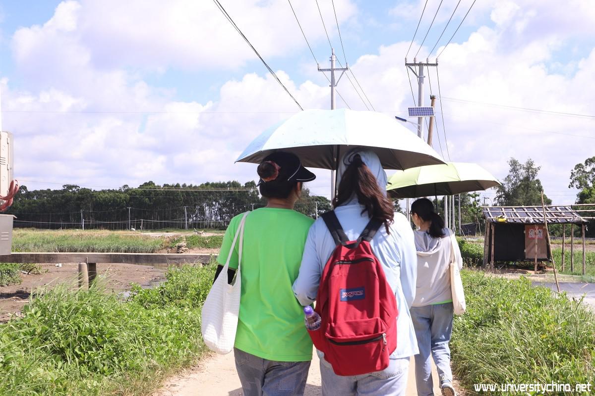 志愿者前往三东村.JPG