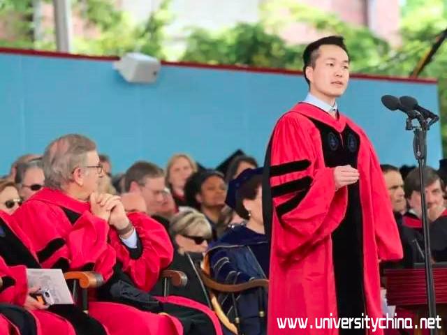哈佛毕业典礼登台演讲的首位大陆学生何江
