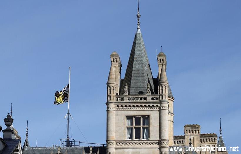剑桥大学冈维尔与凯斯学院降半旗纪念霍金：仰望星空 永不放弃