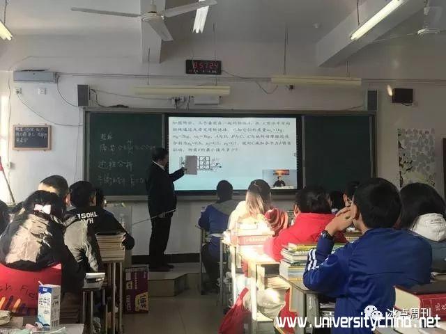 云南禄劝第一中学的学生正在通过直播上课，《冰点周刊》记者摄。