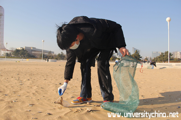 蓝丝带青岛农业大学服务社开展海滩微小垃圾调研活动