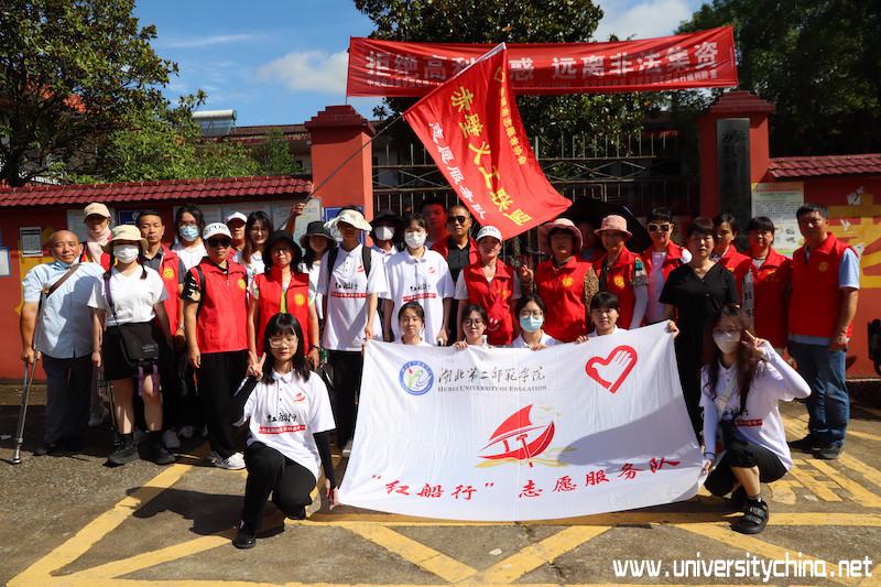 图为红船行志愿服务队队员与义工联盟志愿者合影留念。中国青年网通讯